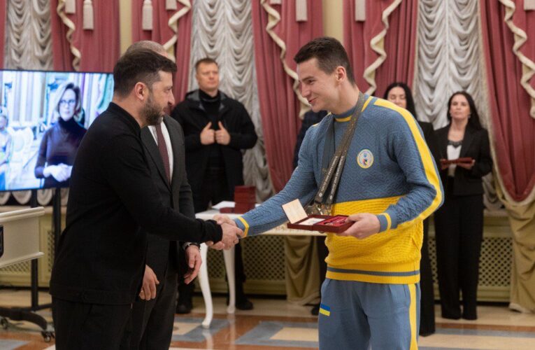 Президент нагородив спортсмена з порушенням слуху з Буковини, який став чемпіоном світу з карате