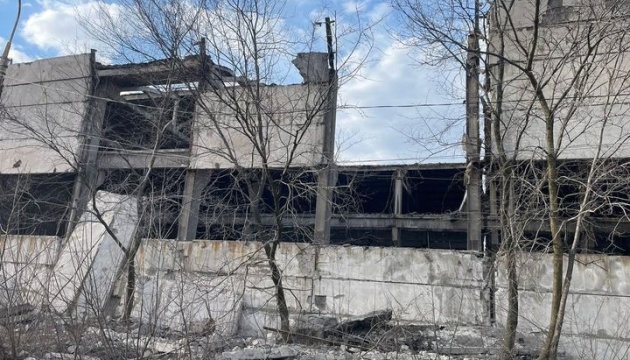 Росіяни скинули на Слов’янськ дев’ять авіабомб – є влучання в багатоповерхівку, восьмеро поранених