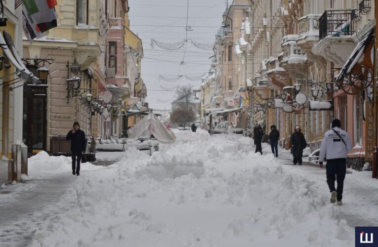 Сіль для центру, суміш для околиць: як у Чернівцях готуються до зими