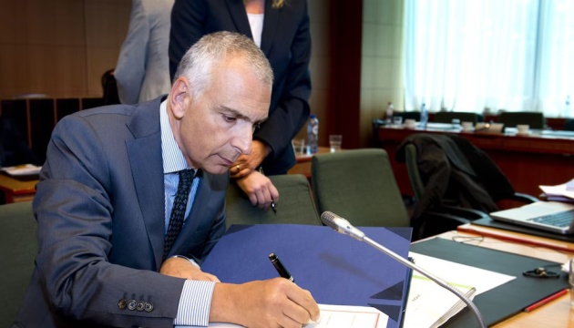 Топпосадовець ЄС іде у відставку після затримання у справі про шахрайство