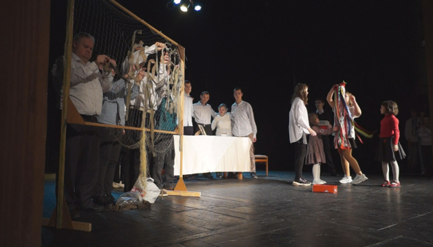 У Коломиї інклюзивний театр презентував виставу «Ми ще повернемось»