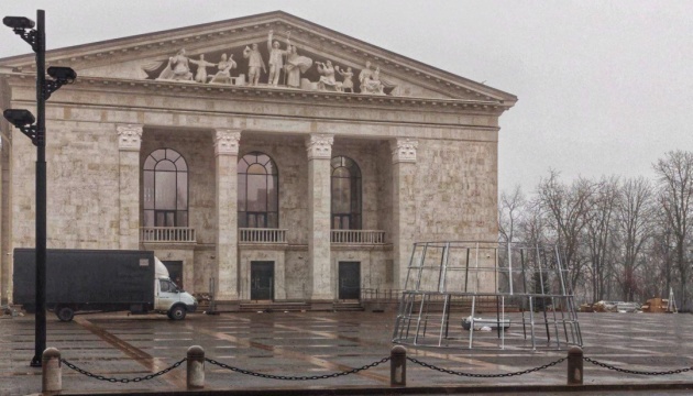 У Маріуполі почали монтувати ялинку біля Драмтеатру – місця масової загибелі цивільних