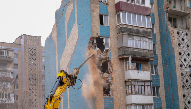 У Тернополі розпочали демонтувати будинок, у який влучила російська ракета 5 u ternopoli rozpochali demontuvati budinok u jakij vluchila rosijska raketa d8d44de