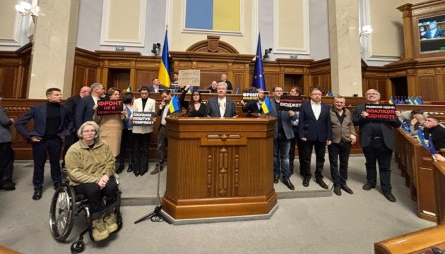 «Євросолідарність» заблокувала трибуну Ради та вимагає відставки уряду – засідання передчасно закрили