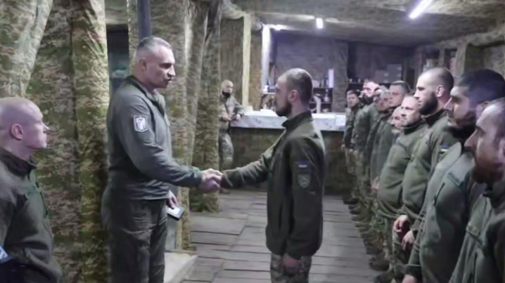 Мер Києва Віталій Кличко систематично підтримує бійців на фронті і привіз допомогу від киян 13 підрозділам