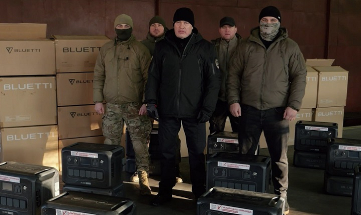 Розвідники ГУР МО отримали велику партію зарядних станцій від «Української команди»