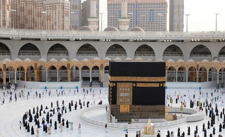 Скандальні файли Епштейна, реліквії з Мекки та генетичні експерименти