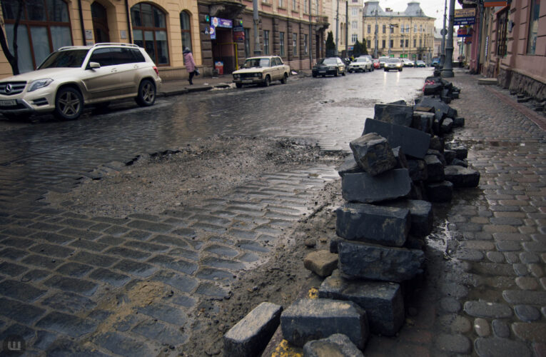 «МіськШЕП» розробило стратегію латання ям на основних дорогах Чернівців: коли почнуть роботи