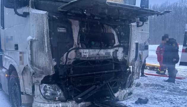 На Харківщині зранку російський дрон атакував вантажівки, поранені двоє водіїв