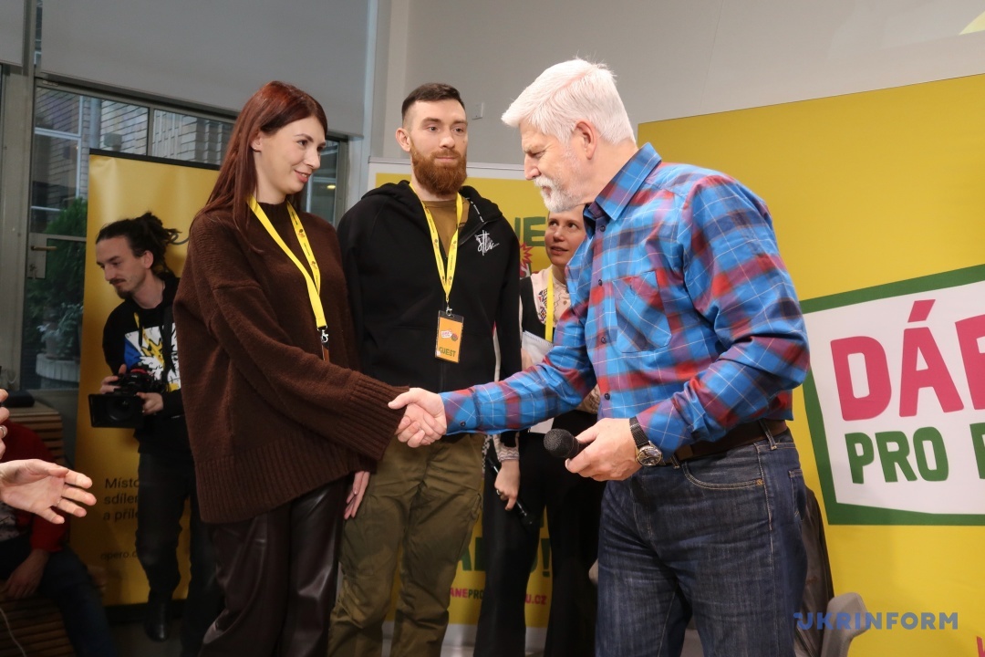 pavel zustrivsja z ukrayinskim veteranom jakomu chehi zbirajut koshti na protezuvannja ruk 5c77c25