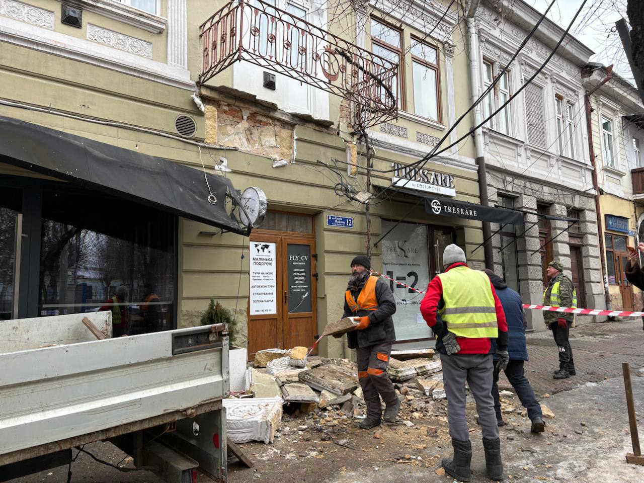 u chernivcjah na geroyiv majdanu obvalivsja balkon eabf597