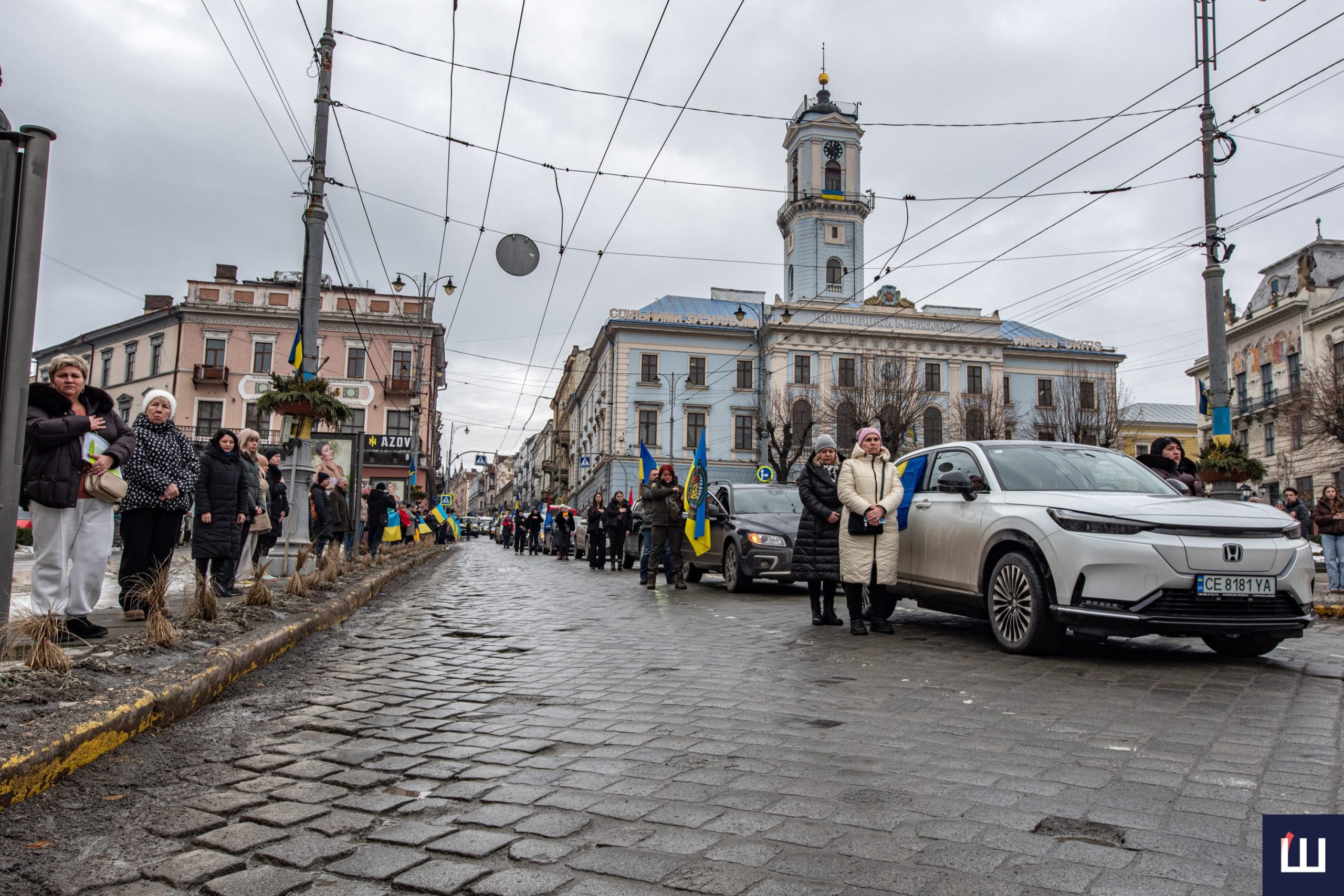 u chernivcjah poproshhalisja z simoma nevidomimi zahisnikami ukrayini 1b287c6