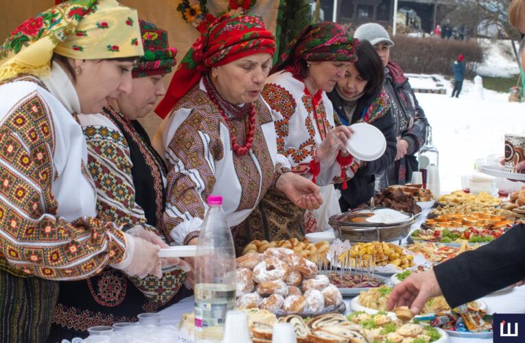 У Чернівцях у музеї просто неба зі здобою та музикою відзначили «Буковинське пущення». Фото