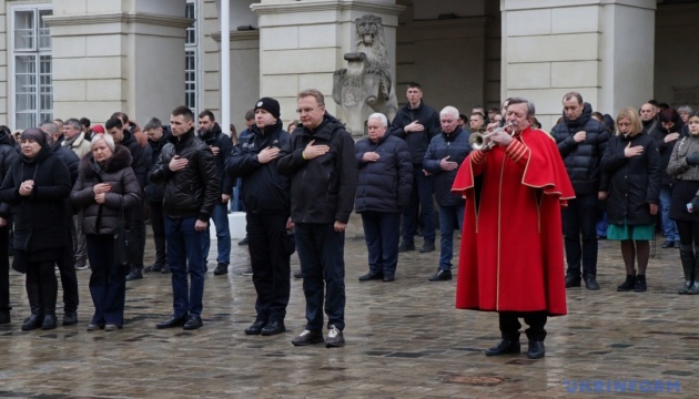 u lvovi poproshhalisja z policejskoju viktoriyeju shpilkoju jaka zaginula vnaslidok teraktu 3296d36