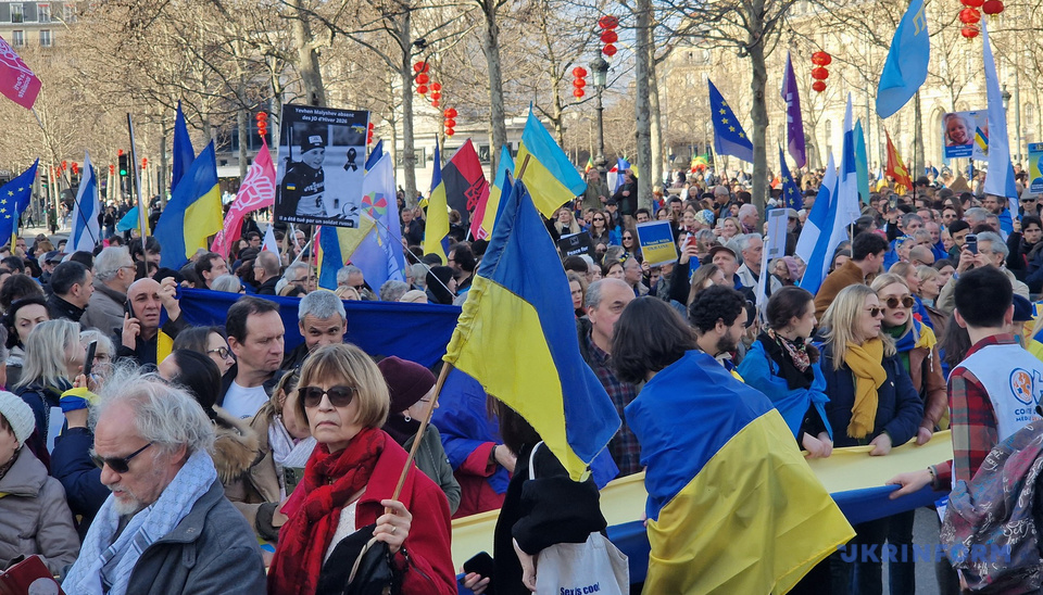 u parizhi na ukrayinskij marsh do chetvertoyi richnici vijni vijshli blizko dvoh tisjach ljudej b208037