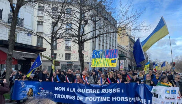 u parizhi na ukrayinskij marsh do chetvertoyi richnici vijni vijshli blizko dvoh tisjach ljudej ef87d9d