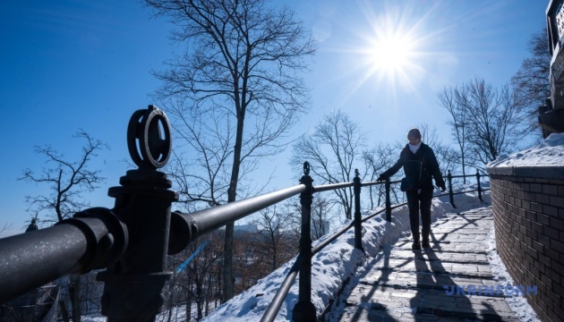В Україні в понеділок помірний мокрий сніг та дощ, вдень від 3° морозу до 2° тепла