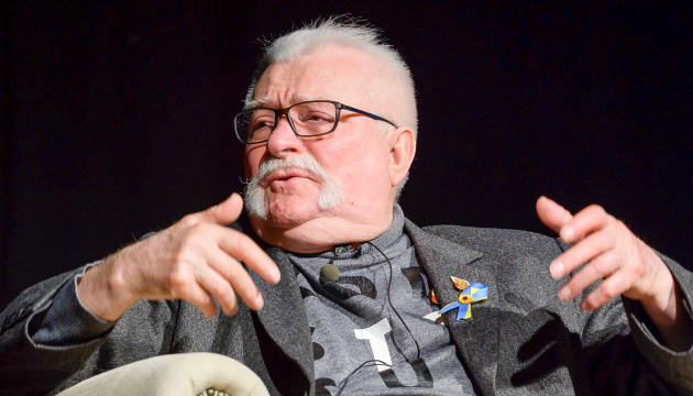 valensa mi povinni dopomogti rosiyi zminiti politichnu sistemu b0b464f