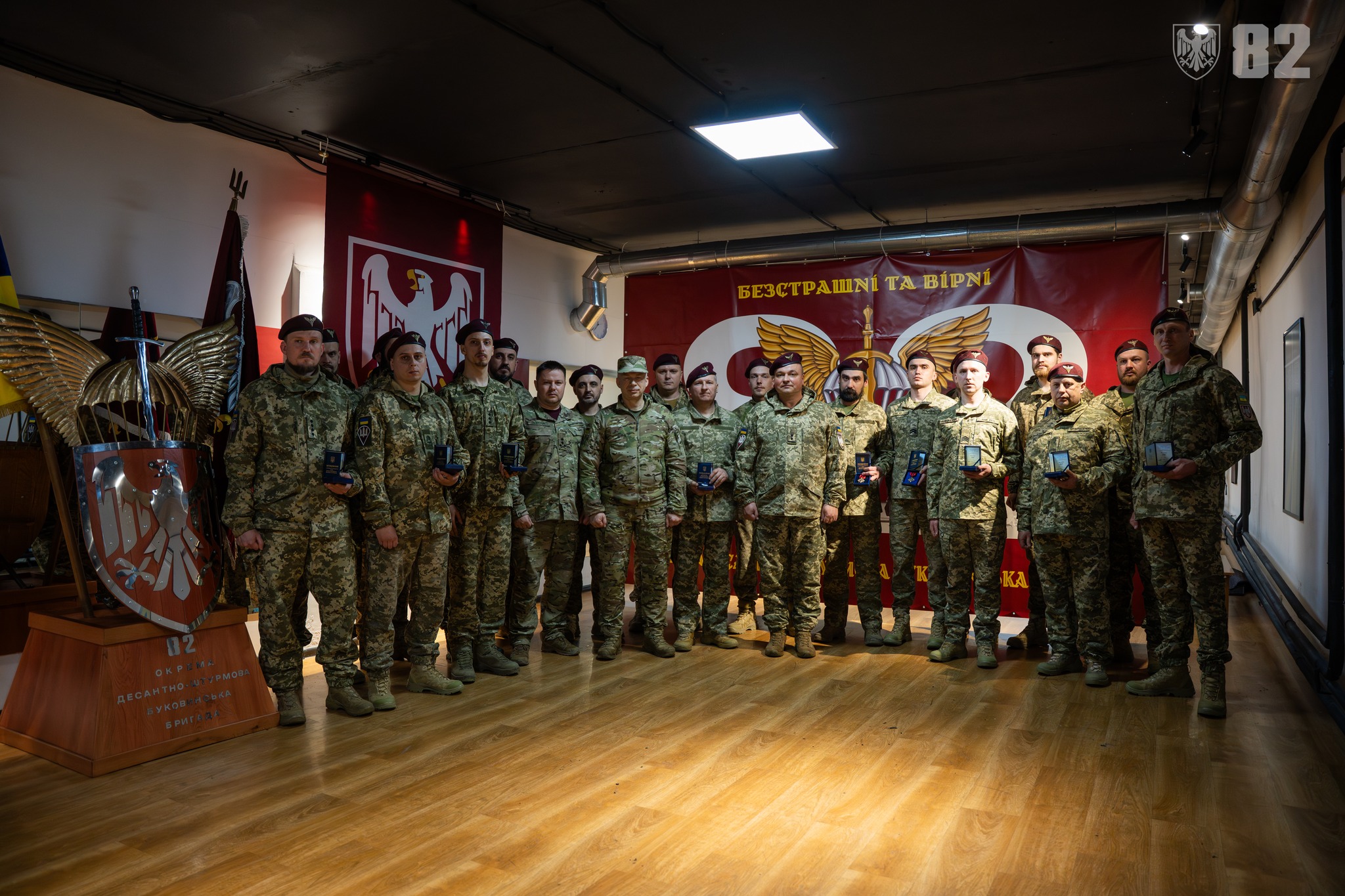 bijci 82 okremoyi desantno shturmovoyi bukovinskoyi brigadi otrimali pochesni vidznaki vid golovnokomanduvacha zsu fc05835