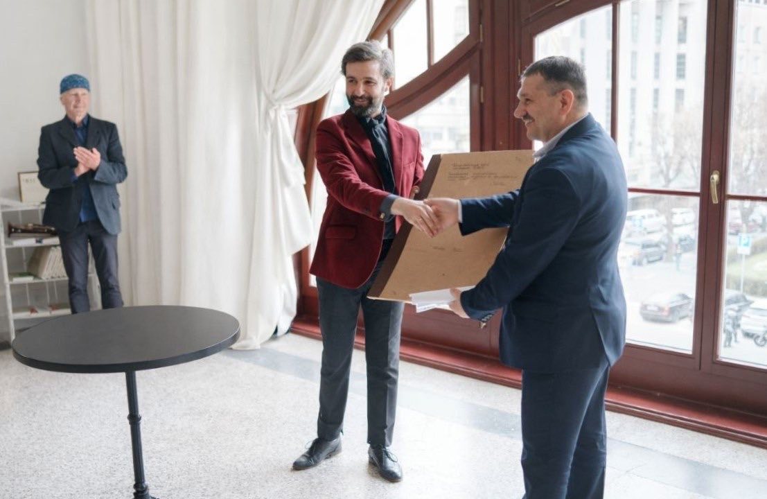 cherniveckij teatr peredav gramotu z nagodi vidkrittja 1905 roku na zberigannnja oblasnomu arhivu eee0647