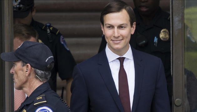 kushner zbiraye koshti dlja svoyeyi firmi pracjujuchi poslannikom ssha na blizkomu shodi nyt 3011513