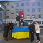 na bukovini kolektiv liceju zakupiv avto dlja vijskovih cb51162