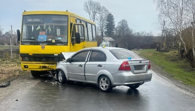 На Львівщині легковик зіткнувся з маршруткою, четверо травмованих 4 na lvivshhini legkovik zitknuvsja z marshrutkoju chetvero travmovanih 7b2bea3