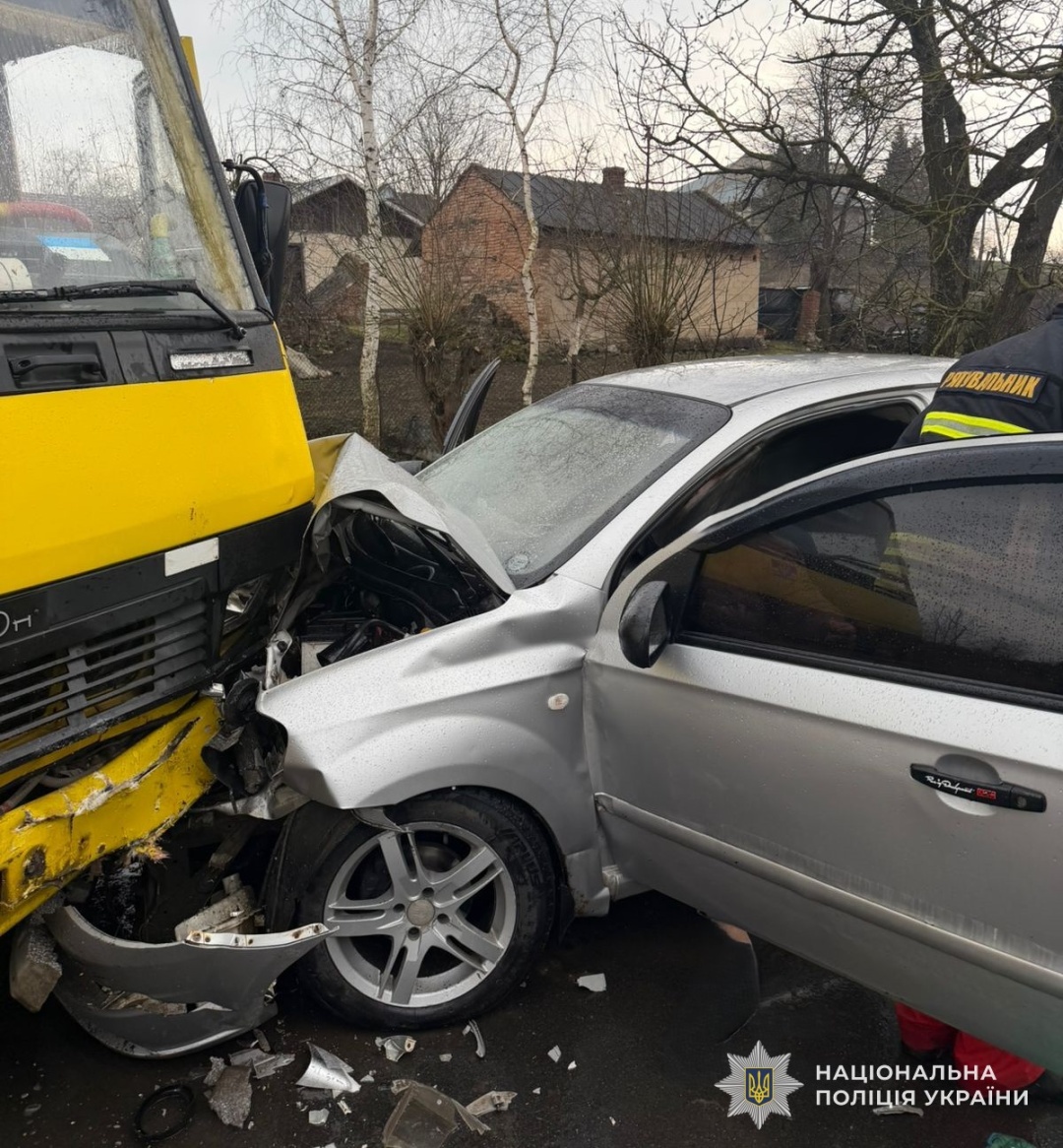 na lvivshhini legkovik zitknuvsja z marshrutkoju chetvero travmovanih 823c3f1