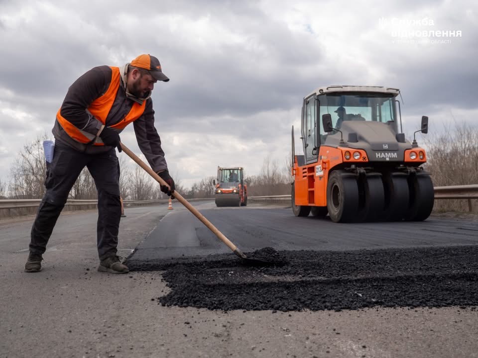 На трасі М-19 біля Чернівців відремонтували тисячі метрів покриття: стартували роботи на об’їзній 2 na trasi m 19 bilja chernivciv vidremontuvali tisjachi metriv pokrittja startuvali roboti na obyiznij 2ea0029