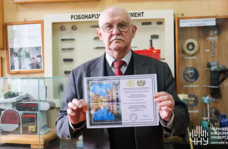 Професор-фізик з Чернівців здобув “срібло” на наукових Олімпійських іграх у Мілані