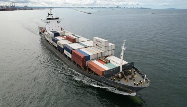 Розвідка назвала 51 судно, що перевозить російську нафту та крадене з України зерно