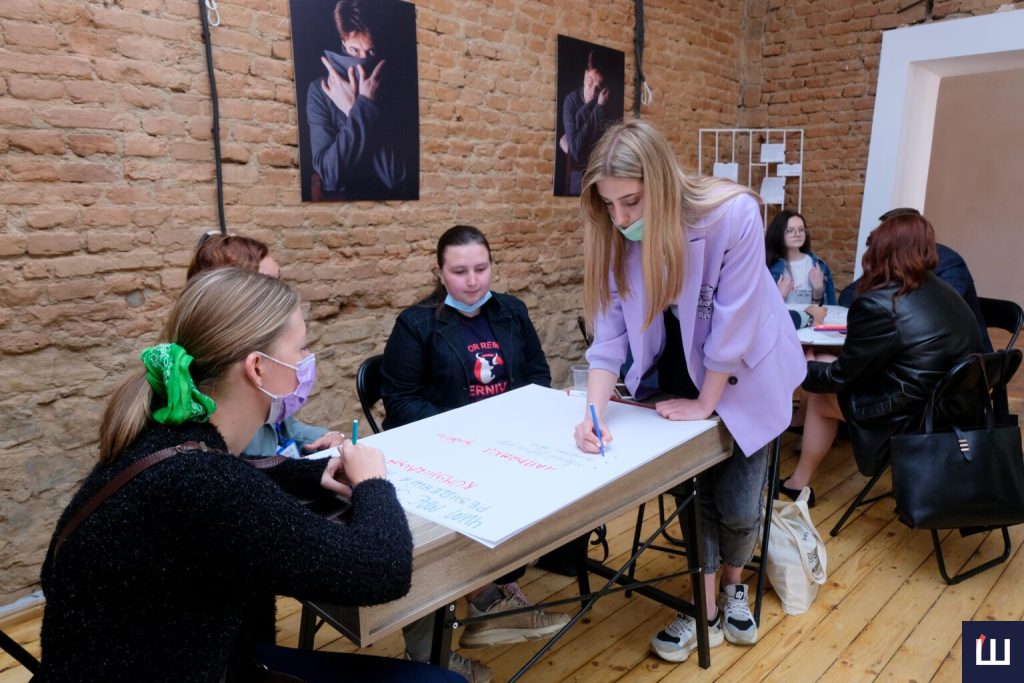 stati diplomatom na odin den u chernivcjah provedut odnodennij intensiv z mizhnarodnoyi komunikaciyi 6c31473