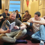 ukrayinskij pen peredav knigi poljarnikam na stanciyi akademik vernadskij e1e919e