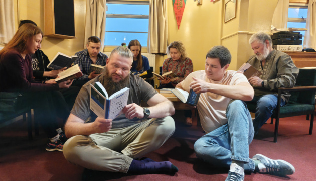 ukrayinskij pen peredav knigi poljarnikam na stanciyi akademik vernadskij e1e919e