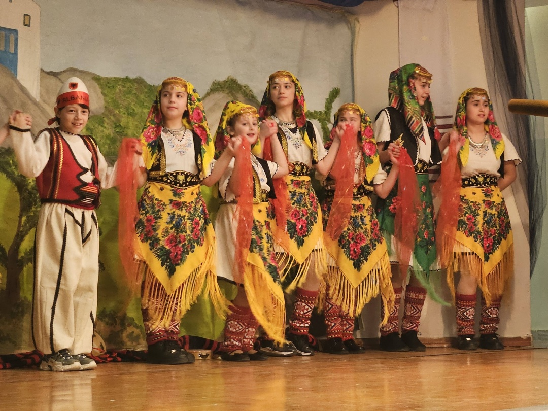 v afinah projshov 9 j mizhnarodnij festival barvi pisanki zbirali koshti dlja zsu f667145