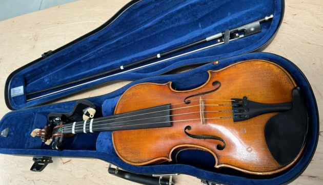 z ukrayini namagalisja nezakonno vivezti skripku xviii stolittja ad77642