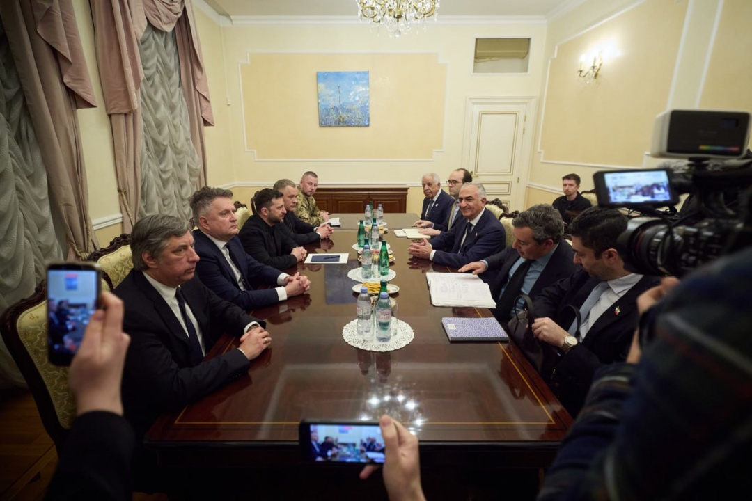 zelenskij u parizhi zustrivsja zi spadkoyemnim princom iranu 7a7c178