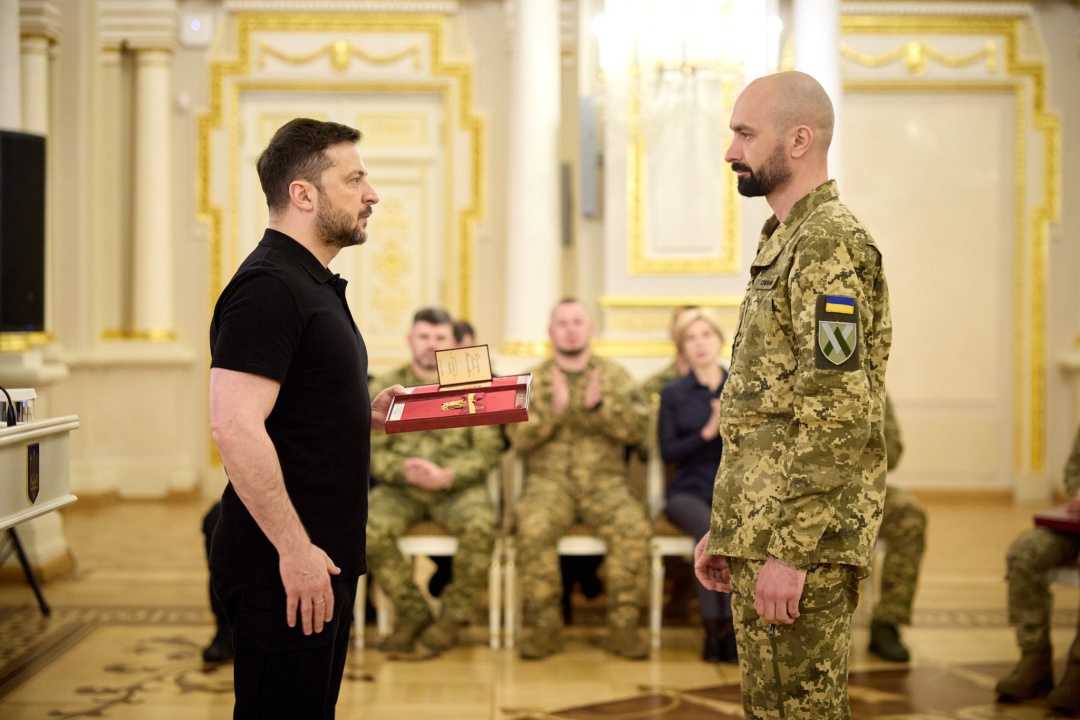 zelenskij vidznachiv civilnih ta vijskovih dobrovolciv i peredav nagorodi rodinam zagiblih fc7d6f0