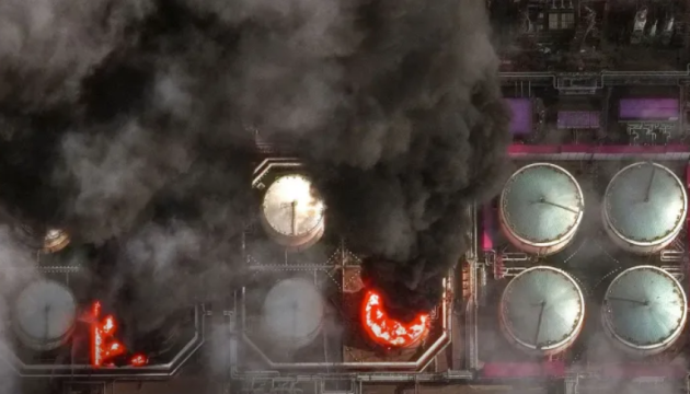 pekelni udari po rf sili oboroni urazili 5 strategichnih zavodiv i 10 obʼyektiv naftopererobki u berezni f7a6d8c